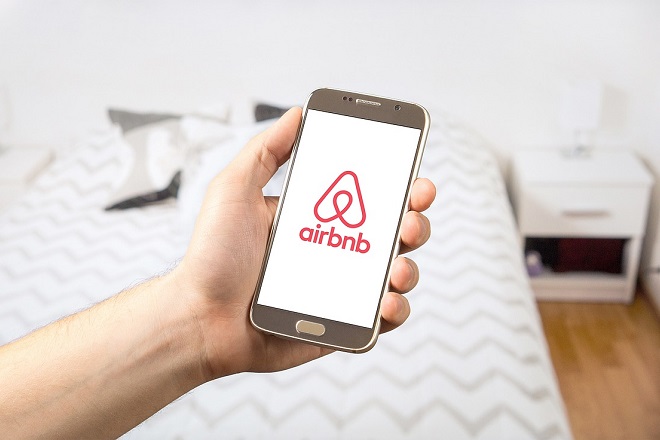 Airbnb: Δωρεάν διαμονή στους πληγέντες από τον φονικό τυφώνα στις ΗΠΑ