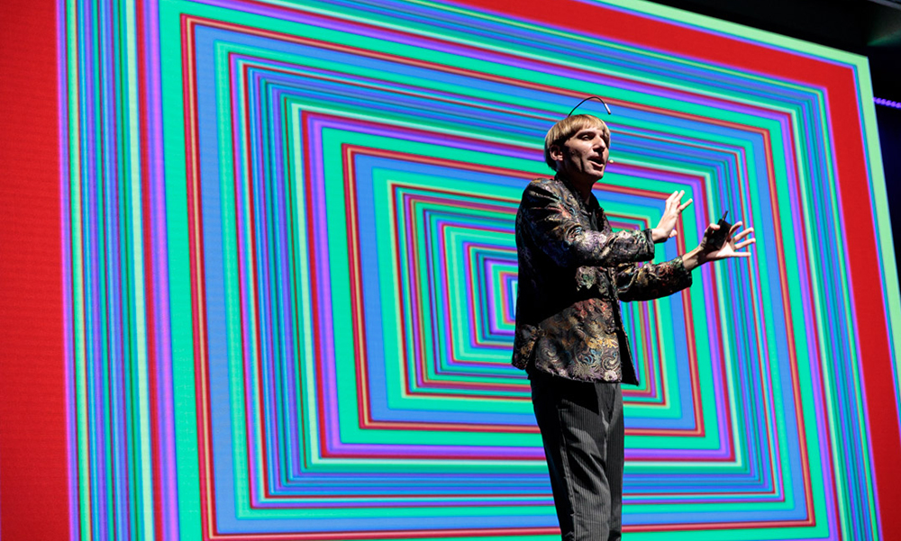 Neil Harbisson: To πρώτο cyborg στον κόσμο, που «ακούει» τα χρώματα, στη σκηνή του Disrupt Greece!