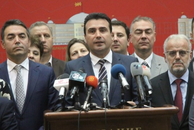 Ραγδαίες εξελίξεις στα Σκόπια μετά το «όχι» της ΕΕ: Πιθανή παραίτηση Ζάεφ