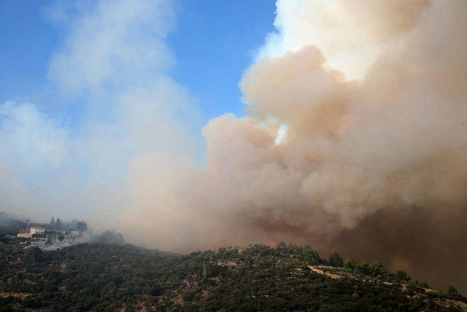 Ολονύκτια μάχη με τις φλόγες στη Σιθωνία – Κάτοικοι εγκατέλειψαν τα σπίτια τους