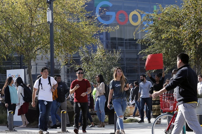 Χιλιάδες «Googlers» διαδηλώνουν στην Σιλικον Βάλεϊ κατά της σεξουαλικής παρενόχλησης (Βίντεο)