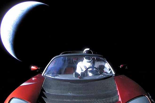 Μετά από εννέα μήνες ο Starman του Έλον Μασκ προσπέρασε τον Άρη