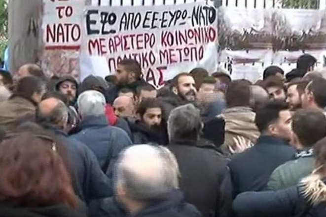 Προπηλάκισαν στελέχη του ΣΥΡΙΖΑ στο Πολυτεχνείο (βίντεο)