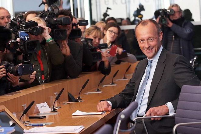 «Βγάζω περίπου ένα εκατομμύριο ευρώ τον χρόνο», δηλώνει ο υποψήφιος αντικαταστάτης της Μέρκελ