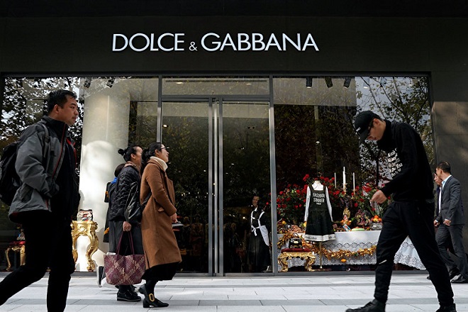 Dolce & Gabbana: Ακυρώθηκε μεγάλη επίδειξη μόδας εξαιτίας αμφιλεγόμενων διαφημίσεων