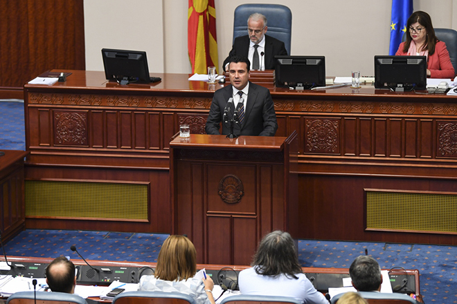Αναφορά Ζάεφ για «μακεδονική γλώσσα» στη βουλή των Σκοπίων – Βολές από ΝΔ, αντίδραση της κυβέρνησης