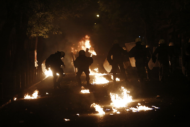 Επεισόδια στα Εξάρχεια – Ολοκληρώθηκε η μαζική πορεία για την επέτειο του θανάτου του Αλέξη Γρηγορόπουλου