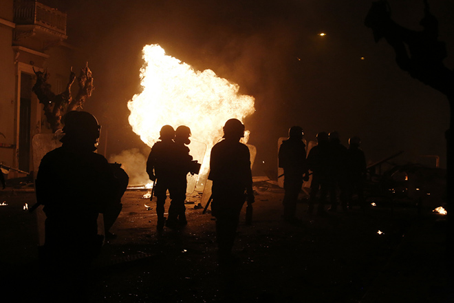 Συνολικά 181 προσαγωγές και 30 συλλήψεις πραγματοποίησε η Αστυνομία στα χθεσινά επεισόδια