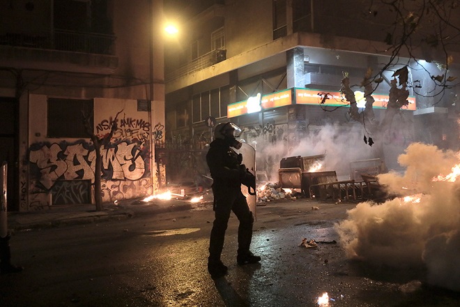 Απολογισμός χθεσινής νύχτας: Μπαράζ επιθέσεων σε τράπεζες, δημόσιες υπηρεσίες και καταστήματα στην Αττική και επτά προσαγωγές