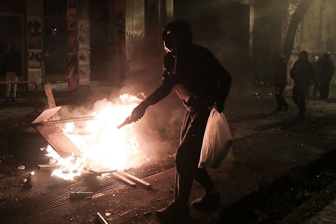 Καταδρομική επίθεση κουκουλοφόρων στο κτίριο των ΜΑΤ στην Καισαριανή