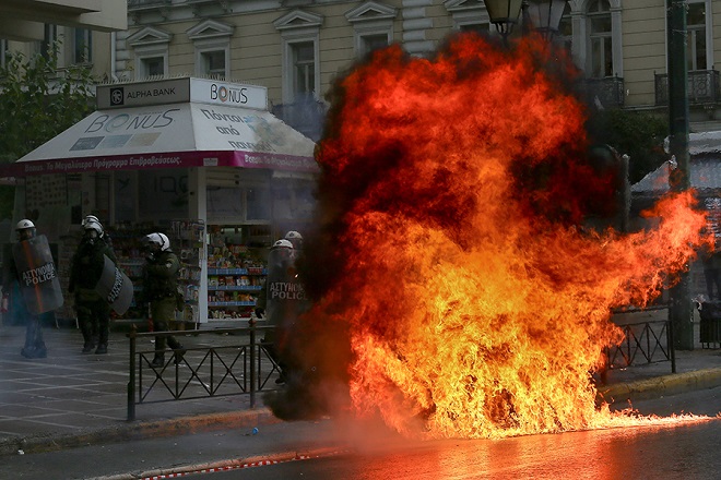 Επέτειος Γρηγορόπουλου: «Βομβαρδισμένο» τοπίο η Αθήνα και η Θεσσαλονίκη