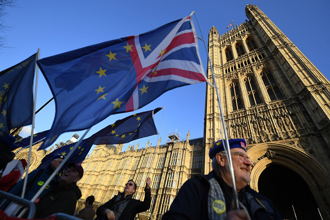 Brexit: Ο Κόρμπιν καλεί τη Μέι να συγκαλέσει νωρίτερα το κοινοβούλιο για τη ψηφοφορία