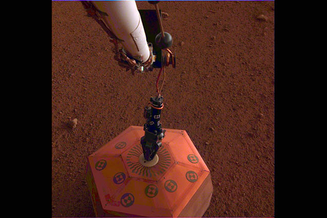 Στην επιφάνεια του Άρη τοποθέτησε σεισμογράφο το InSight της NASA (Φωτογραφία)