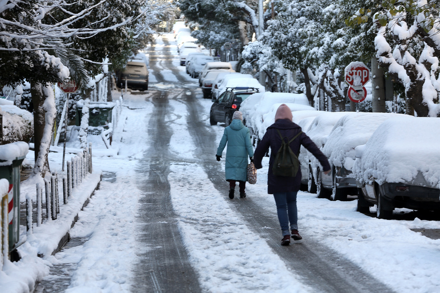 Σαρώνει τη χώρα η «Χιόνη»- Χιόνια και προβλήματα στις ακτοπλοϊκές συγκοινωνίες