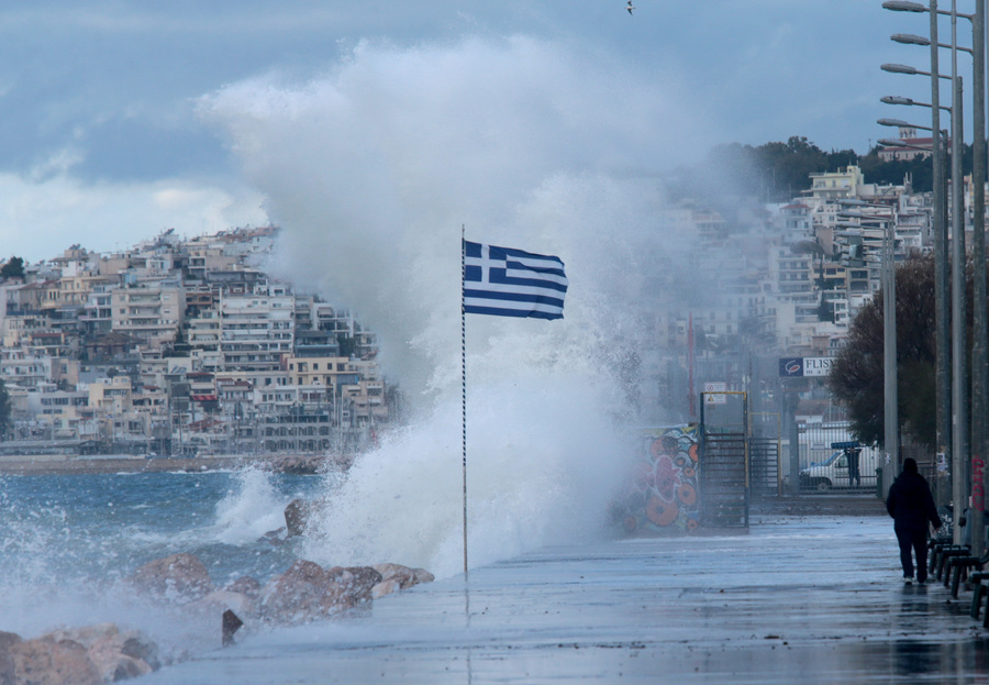 Σε εξέλιξη η κακοκαιρία «Διδώ» με καταιγίδες και χιόνια- Πού θα «χτυπήσει» τις επόμενες ώρες