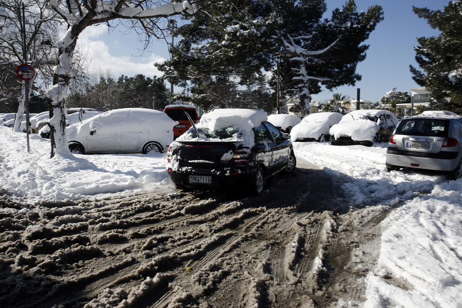 Πώς να απομακρύνετε χωρίς πρόβλημα τον πάγο από τα τζάμια του αυτοκινήτου σας