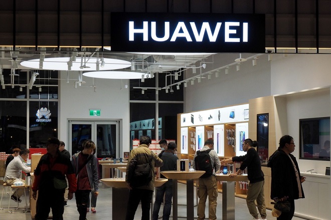 O Τραμπ δίνει το τελικό «χτύπημα» στη Huawei