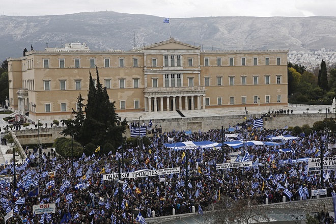 Διεθνής Τύπος: Ένα όνομα διχάζει την Ελλάδα