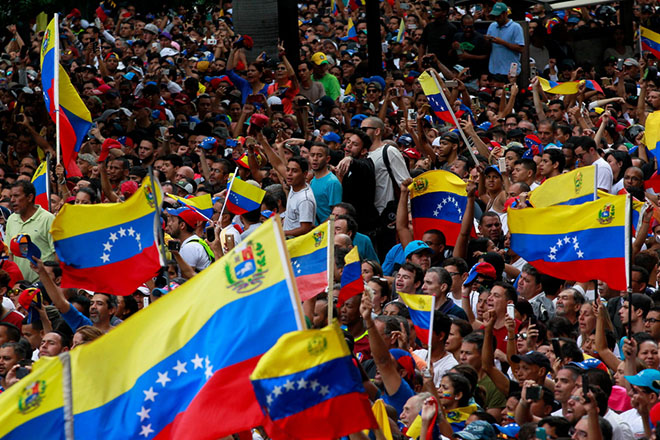 Ραγδαία κλιμάκωση της αντιπαράθεσης ΗΠΑ-Βενεζουέλας – Ποια κράτη αναγνωρίζουν τον Γκουαϊδό ως πρόεδρο