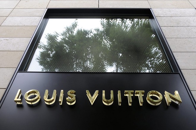 Ο «διάβολος» στην Ελλάδα τελικά φοράει… Louis Vuitton