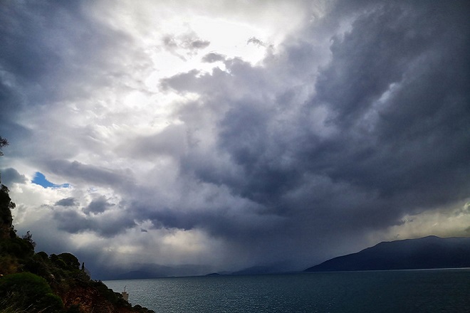 Ο Αντίνοος συνεχίζει να «χτυπά» με βροχές και καταιγίδες