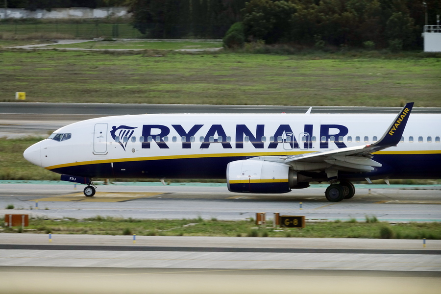 Για απολύσεις προειδοποιεί η Ryanair