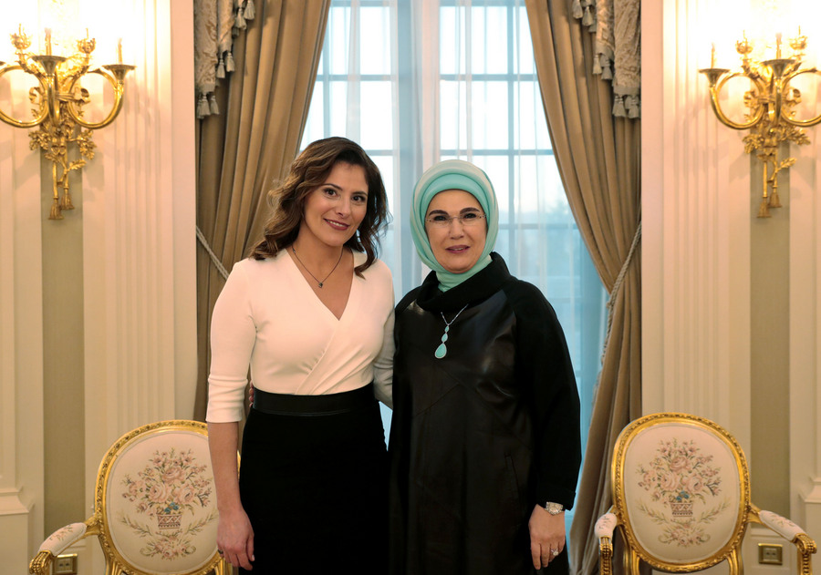 Επίσκεψη Τσίπρα στην Τουρκία: Η υποδοχή της Εμινέ Ερντογάν στην Μπέτυ Μπαζιάνα