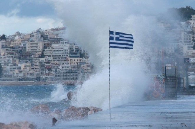 Έως 10 μποφόρ οι άνεμοι στο Αιγαίο – Πού παραμένουν δεμένα τα πλοία