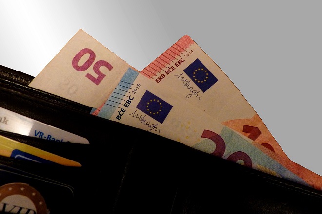 Λίγο πάνω από τα 1.100 ευρώ ο μέσος μισθός στην Ελλάδα