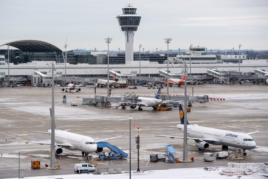 Eurostat: Η πανδημία συρρίκνωσε κατά 73% τις αεροπορικές μεταφορές στην ΕΕ το 2020