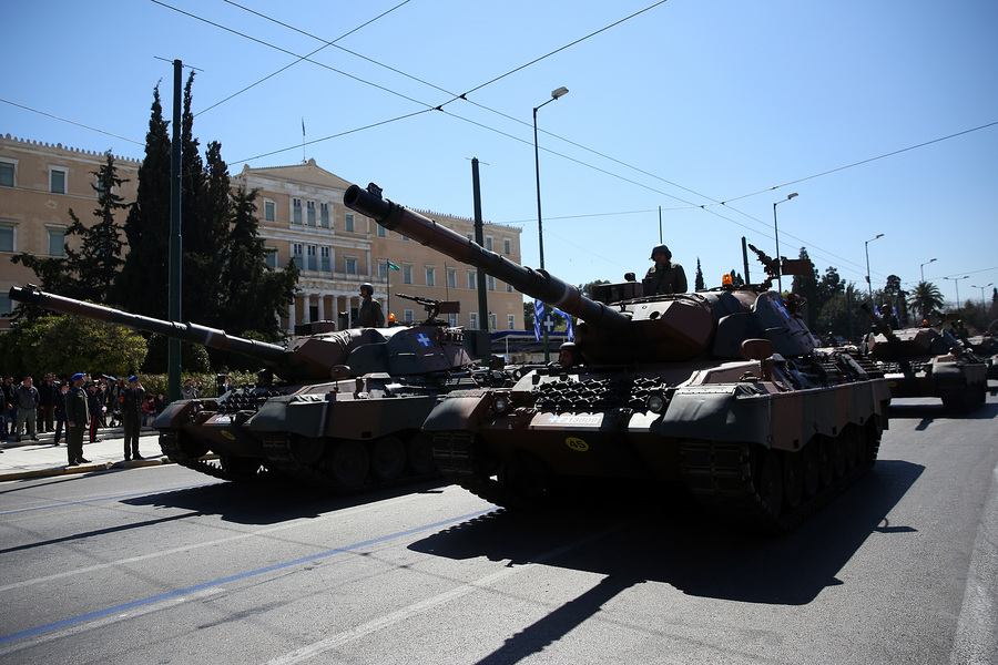 Ολοκληρώθηκε η στρατιωτική παρέλαση στην Αθήνα – Επεισόδια στην Καλλιθέα