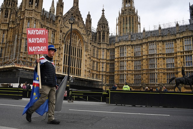 Η Goldman Sachs μειώνει τις πιθανότητες για ένα «no deal» Brexit