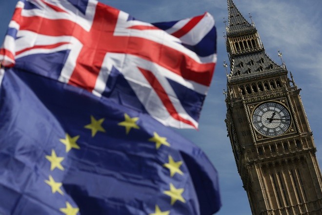 «Σκληρό» Brexit: Κυβερνητικά έγγραφα προεξοφλούν ελλείψεις σε τρόφιμα, καύσιμα και φάρμακα