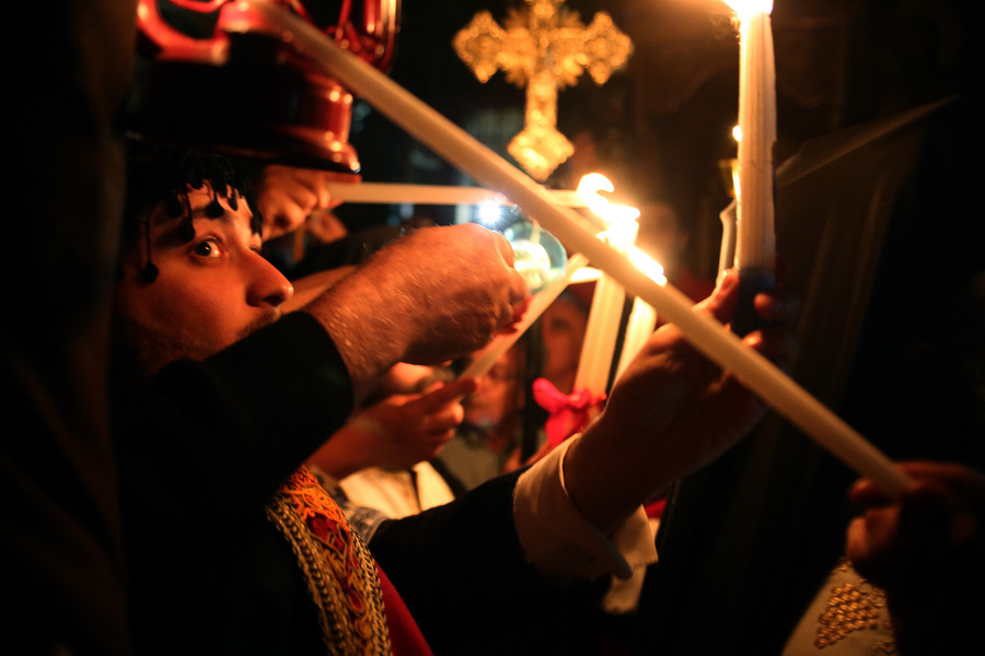 Ξεκίνησε η πτήση με το Άγιο Φως- Στο αεροδρόμιο της Ελευσίνας η τελετή υποδοχής