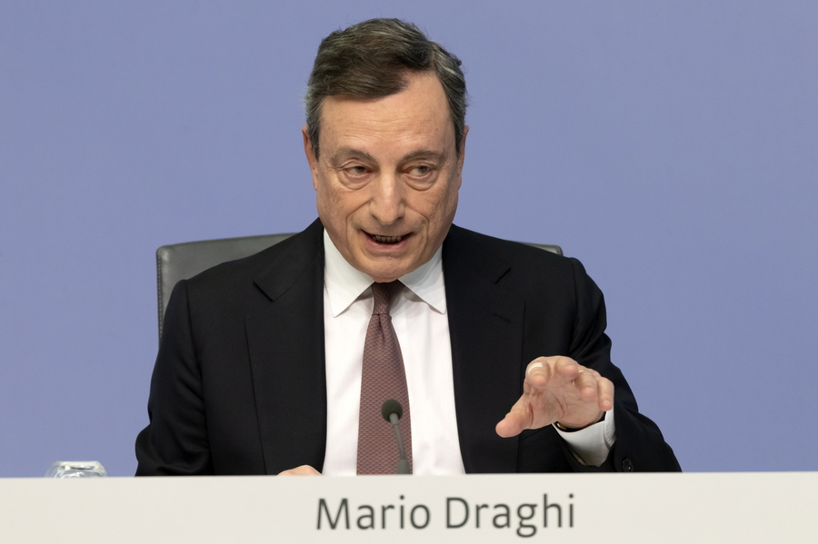 Ντράγκι: Ασθμαινική η ανάπτυξη στην ευρωζώνη, αλλά γλιτώνει την ύφεση