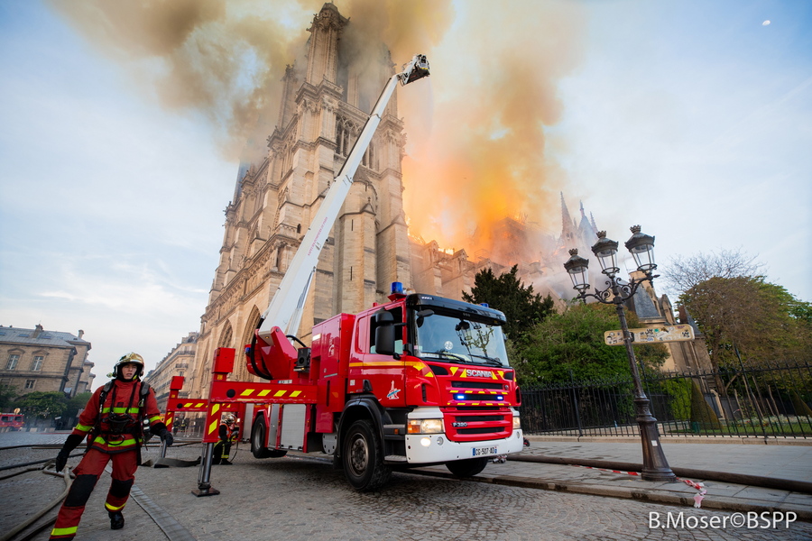 Ατύχημα προκάλεσε πιθανότατα την καταστροφική πυρκαγιά στην Παναγία των Παρισίων