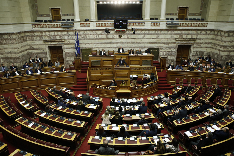 Στη Βουλή το νομοσχέδιο για τις 120 δόσεις, τον ΦΠΑ και τη «13η σύνταξη»