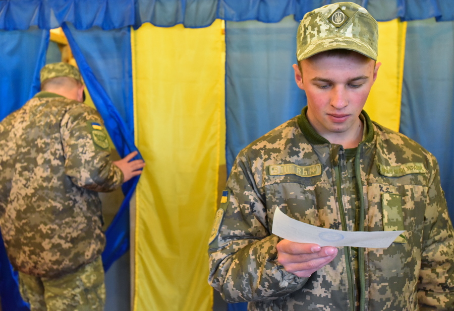 Οι Ουκρανοί έτοιμοι να ταράξουν το status quo – Σήμερα ο δεύτερος γύρος των προεδρικών εκλογών