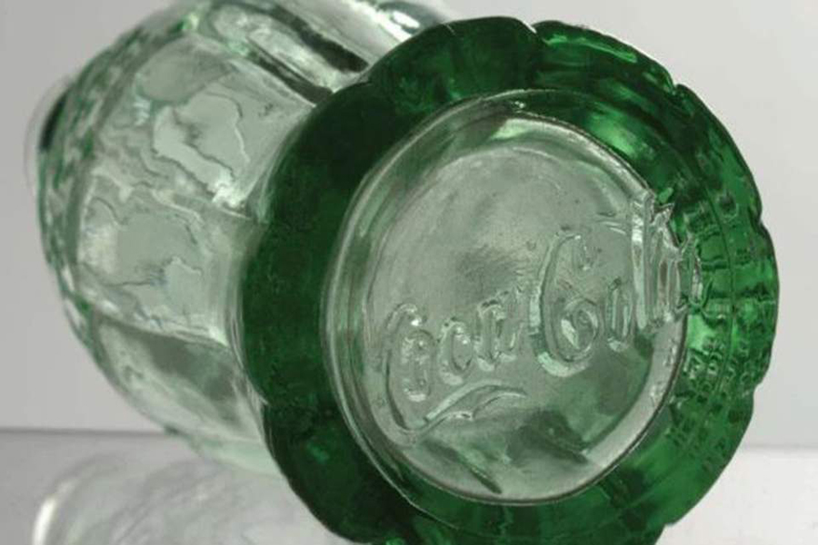 Στο «σφυρί» ένα από τα πρωτότυπα γυάλινα μπουκάλια της Coca-Cola