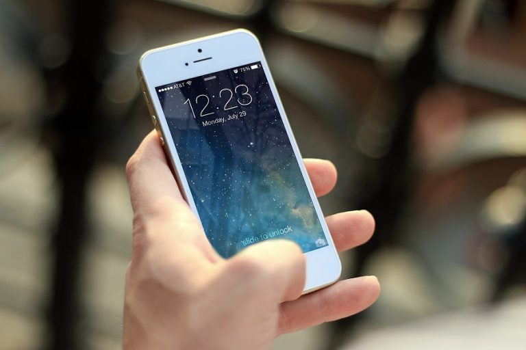 «Κόντρα» γαλλικής κυβέρνησης και Apple για εφαρμογή ιχνηλάτησης κρουσμάτων κορωνοϊού