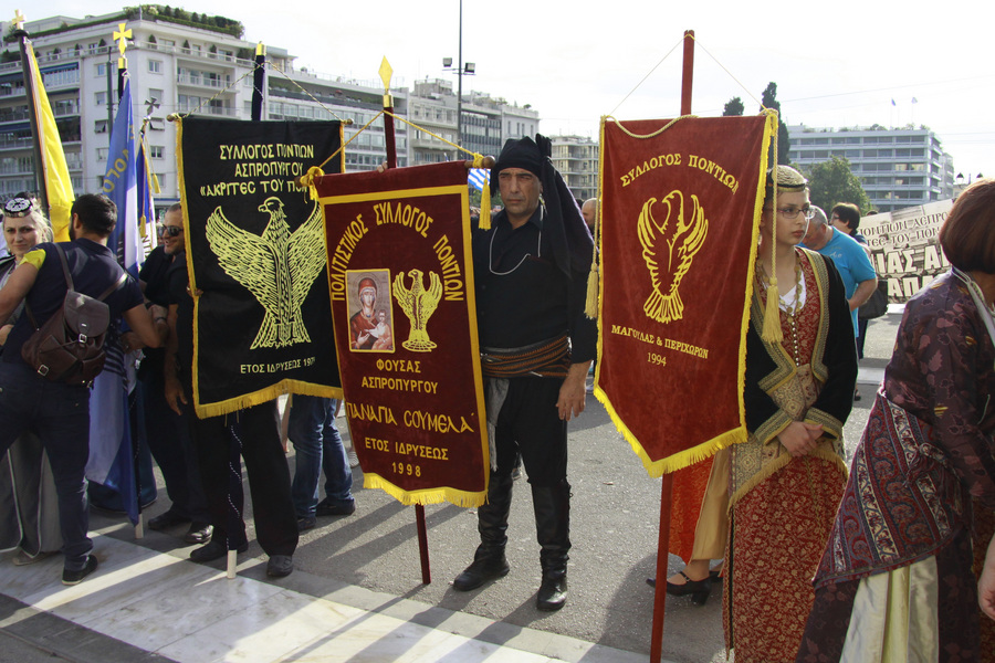 Με κόκκινο και μαύρο χρώμα θα φωτιστεί το βράδυ το ελληνικό κοινοβούλιο, προς τιμήν της Ημέρας Μνήμης της Γενοκτονίας των Ποντίων