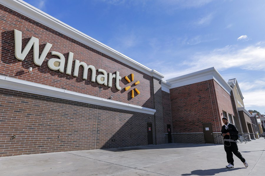 Οι επενδυτές τιμωρούν τη Walmart επειδή αύξησε τους μισθούς των εργαζομένων της