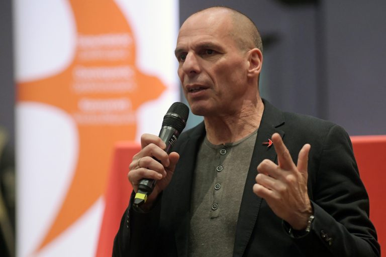 Επεισόδιο μεταξύ Βαρουφάκη και αστυνομικού στο αεροδρόμιο Σαρλ ντε Γκωλ (Βίντεο)