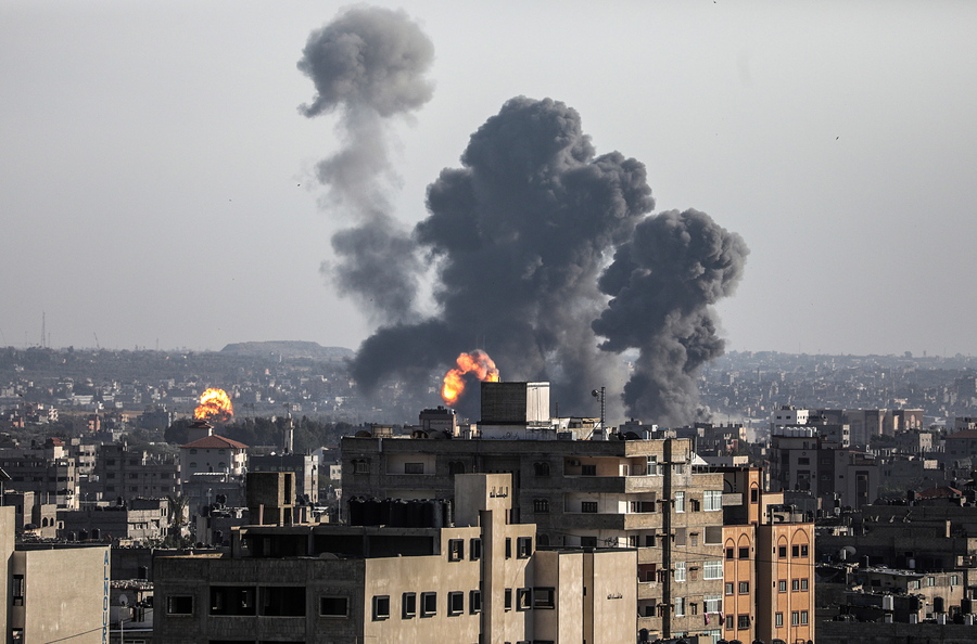 Επικίνδυνη κλιμάκωση στη Λωρίδα της Γάζας: Τουλάχιστον 200 ρουκέτες εκτοξεύτηκαν προς το Ισραήλ που απάντησε με επιδρομές