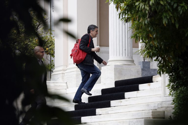 Σύσκεψη στο Μαξίμου με το οικονομικό επιτελείο για το πακέτο «θετικών μέτρων» που θα κατατεθεί στη Βουλή