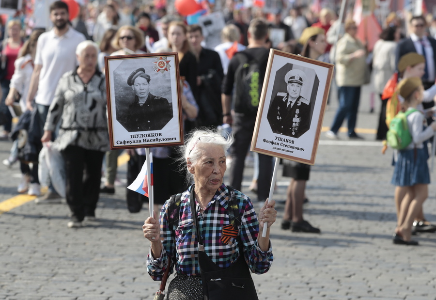 Με πορείες του «Συντάγματος των Αθανάτων» τίμησαν οι Ρώσοι την νίκη τους στον Β΄ Παγκόσμιο Πόλεμο