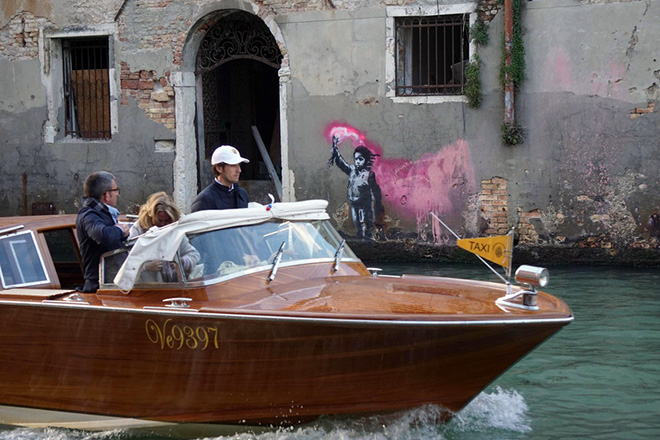 Ανέλαβε την «πατρότητα» του γκράφιτι με την προσφυγοπούλα στη Βενετία ο Banksy