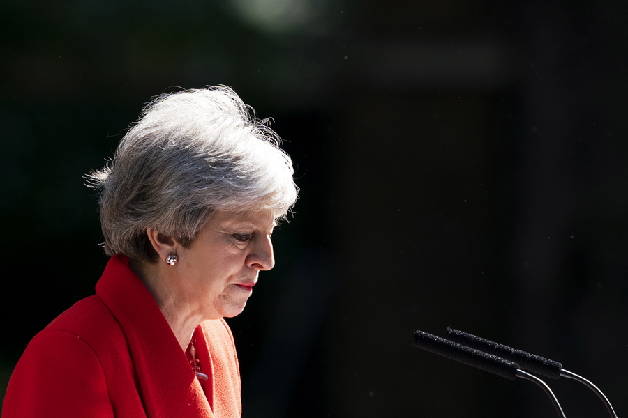 Με «υπερηφάνεια και απογοήτευση» αποχωρεί η Τερέζα Μέι από την πρωθυπουργία της Βρετανίας