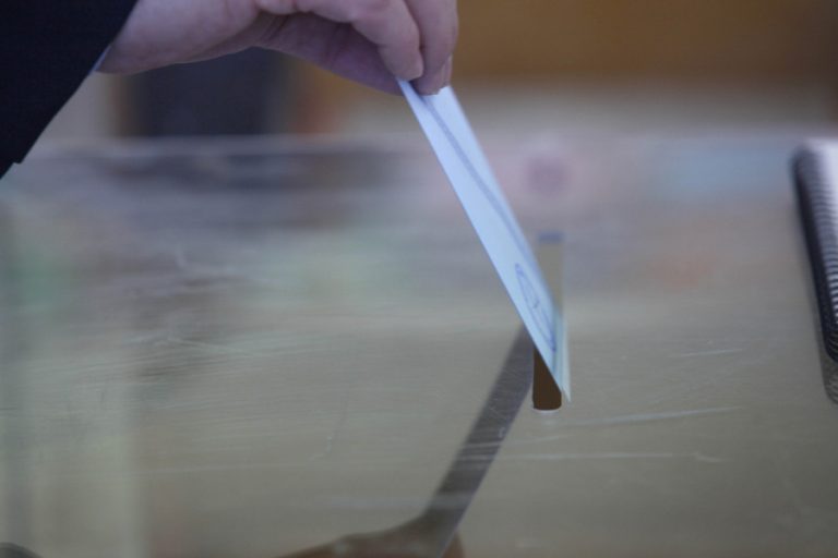 Δημοσκόπηση Opinion Poll: Στο 17,4% η διαφορά της ΝΔ από τον ΣΥΡΙΖΑ- Τι πιστεύουν οι πολίτες για εμβολιασμό και οικονομία