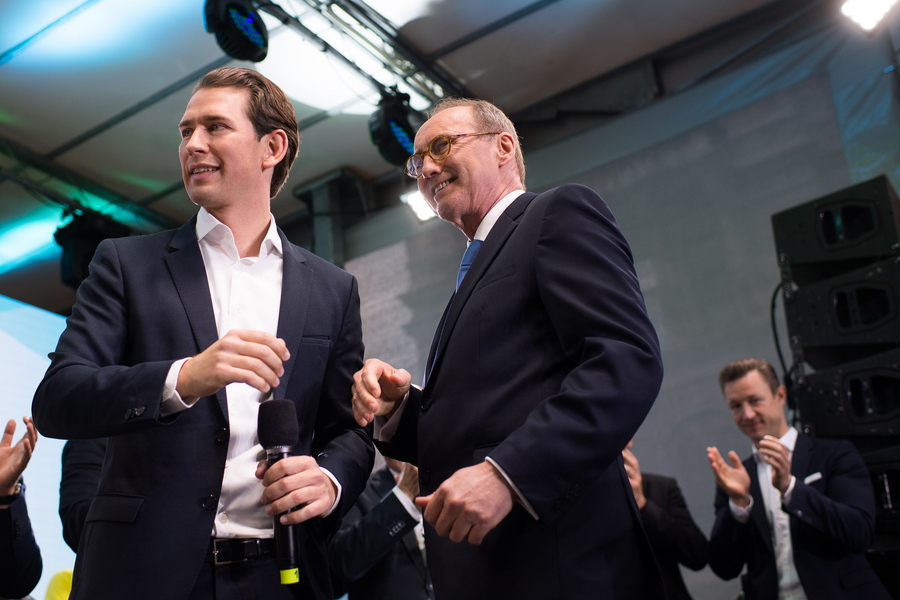 Αυστρία: Ο Καγκελάριος Κούρτς πανηγυρίζει την νίκη του συντηρητικού Λαϊκού Κόμματος του
